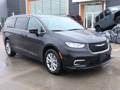 New 2026 Chrysler Pacifica Select