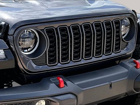 Used 2025 Jeep Gladiator Rubicon w/ Convenience Group AWD/4WD image 29
