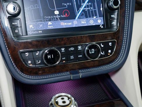 Used 2020 Bentley Bentayga V8 image 59