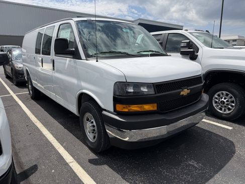 New 2026 Chevrolet Express 3500 Extended RWD image 2