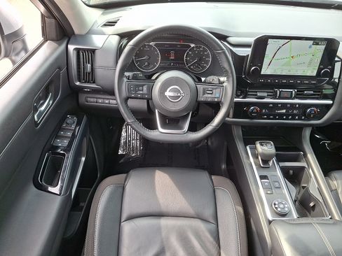 Used 2025 Nissan Pathfinder SL AWD/4WD image 12