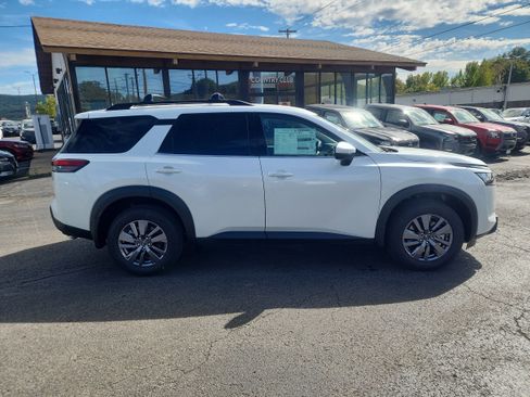 New 2025 Nissan Pathfinder SV w/ Black Appearance Package image 9