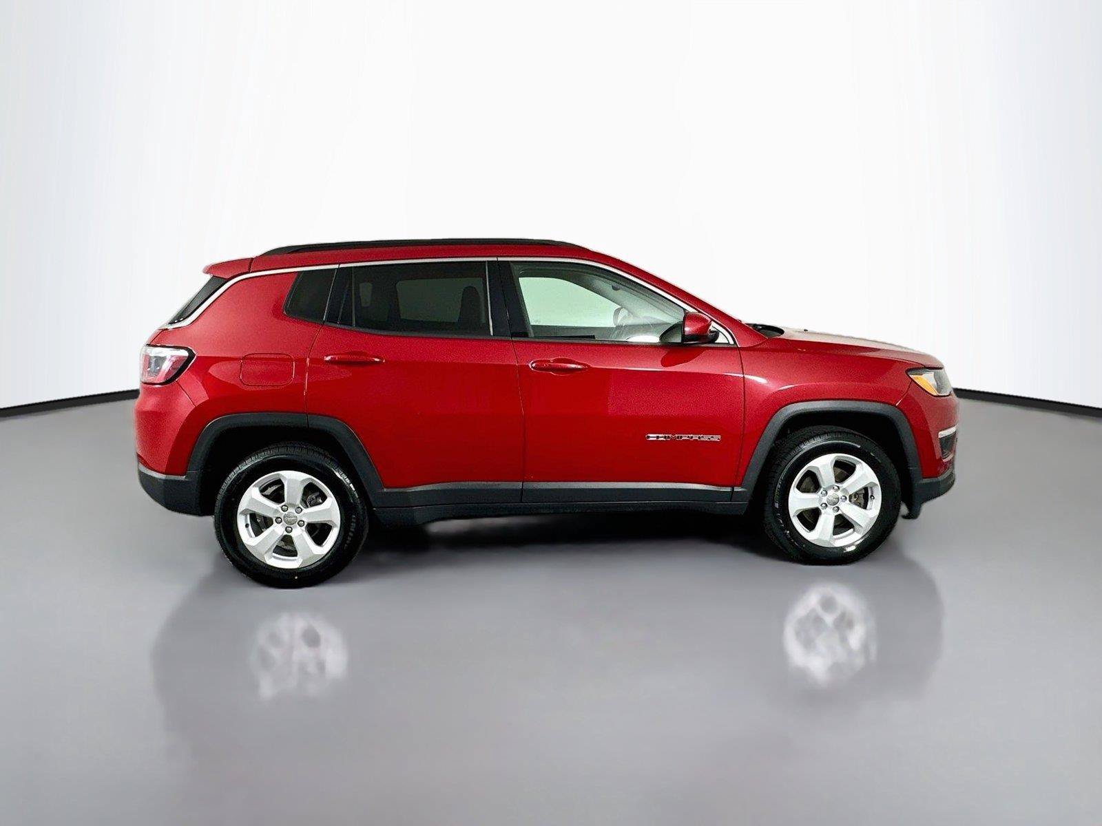 Used 2019 Jeep Compass Latitude w/ Cold Weather Group AWD/4WD image 18