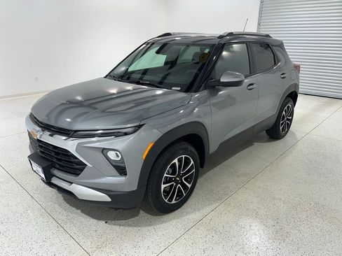Used 2025 Chevrolet TrailBlazer LT AWD/4WD image 1