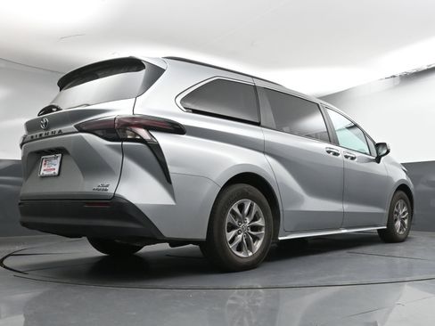 Certified 2024 Toyota Sienna XLE image 27