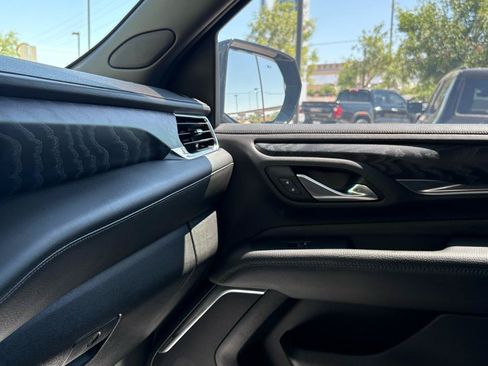Used 2022 GMC Yukon XL Denali AWD/4WD image 32