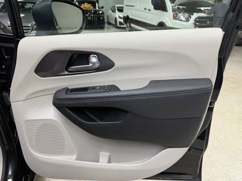 Used 2023 Chrysler Pacifica Touring-L image 32