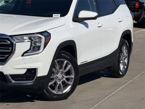 Used 2024 GMC Terrain SLT image 3