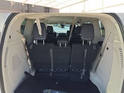 Used 2024 Chrysler Pacifica Touring-L w/ Uconnect Theater Family Group FWD image 12