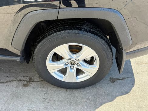Used 2021 Toyota RAV4 XLE AWD/4WD image 36