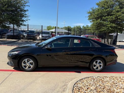 Used 2021 Hyundai Elantra SE FWD image 2
