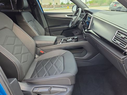 Used 2024 Volkswagen Atlas Cross Sport SE w/ Black Wheel Package image 31