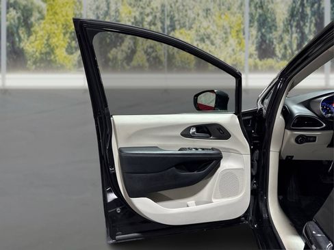 Used 2022 Chrysler Pacifica Touring-L FWD image 20