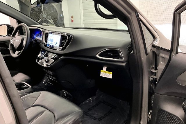 Used 2025 Chrysler Pacifica Select FWD image 19