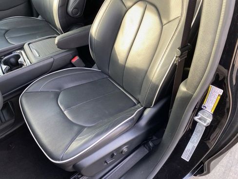 Used 2025 Chrysler Pacifica Limited image 19