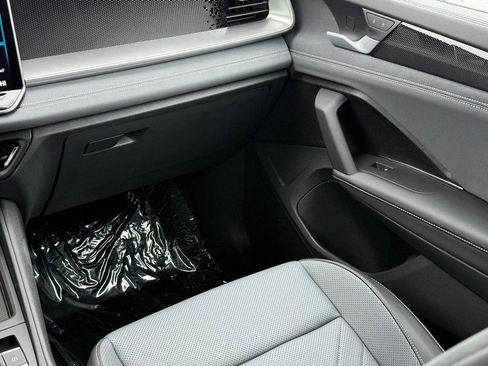 New 2025 Volkswagen Tiguan SE R-Line image 9