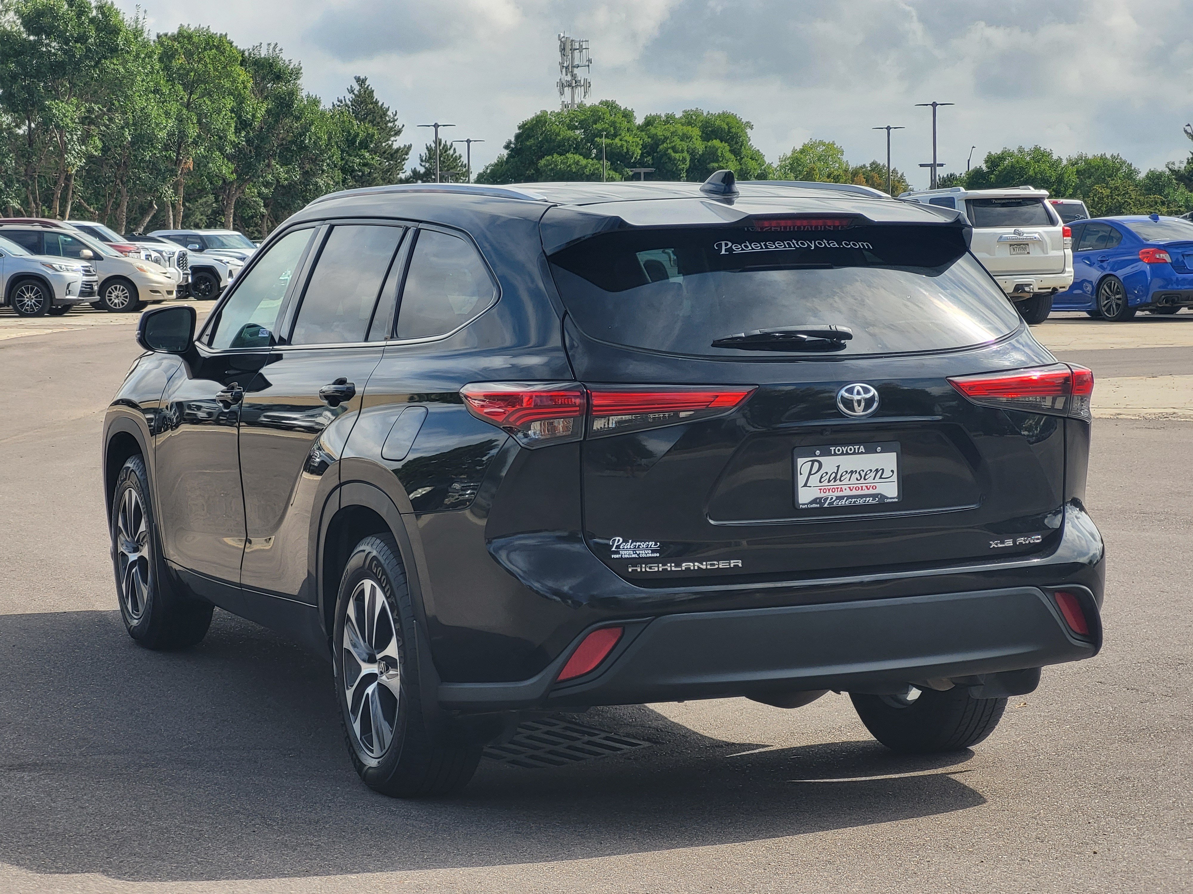 Used 2022 Toyota Highlander XLE AWD/4WD image 3