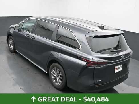 Used 2025 Toyota Sienna LE image 38