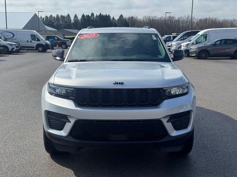 Used 2025 Jeep Grand Cherokee Altitude image 8