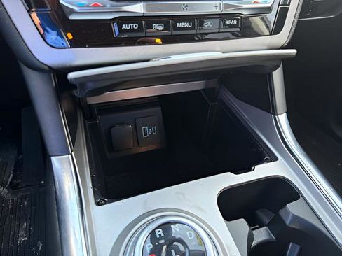 Used 2022 Ford Explorer XLT w/ Equipment Group 202A AWD/4WD image 28