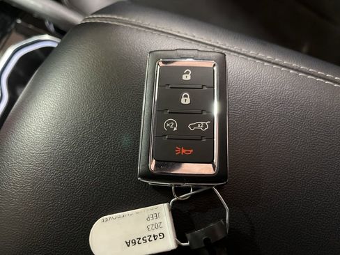 Used 2023 Jeep Grand Cherokee Altitude image 33