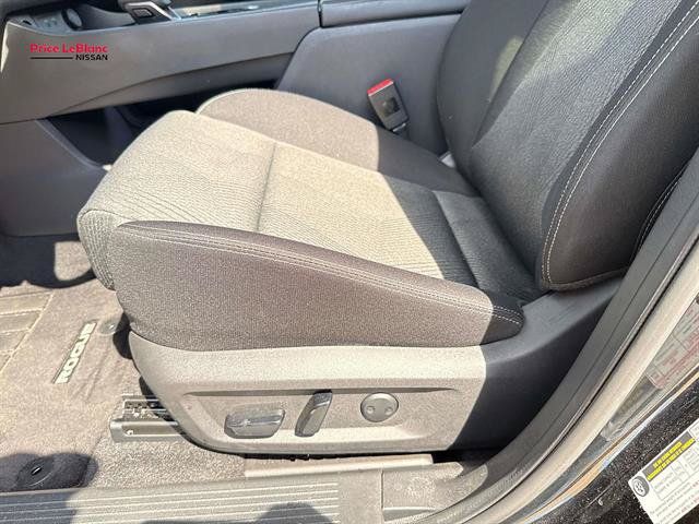Certified 2024 Nissan Rogue SV FWD image 17
