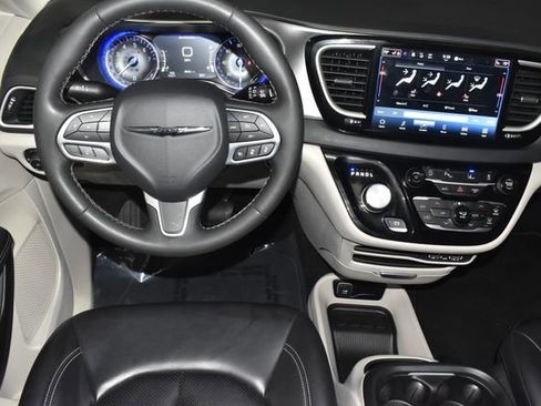 Used 2023 Chrysler Pacifica Touring-L FWD image 16