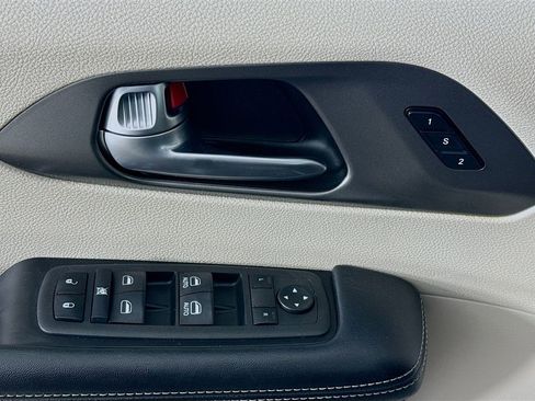 Used 2022 Chrysler Pacifica Touring-L image 17