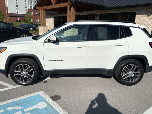 Used 2019 Jeep Compass Latitude FWD image 2