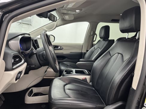 Used 2023 Chrysler Pacifica Touring-L FWD image 9