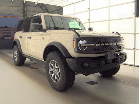 Used 2025 Ford Bronco Badlands AWD/4WD image 3