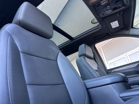Used 2023 Chevrolet Suburban Z71 w/ Luxury Package AWD/4WD image 17