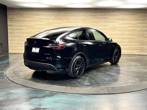 Used 2024 Tesla Model Y Long Range AWD/4WD image 16