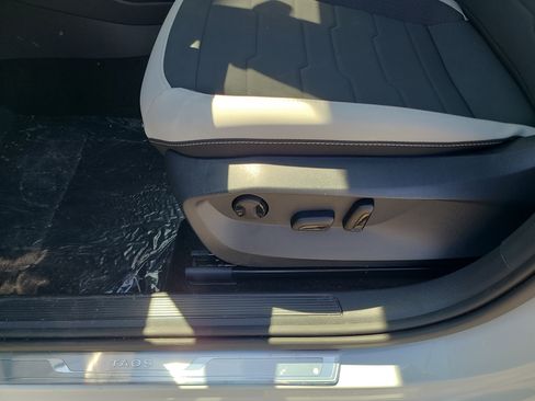 New 2025 Volkswagen Taos SE image 19