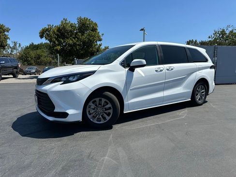 Used 2026 Toyota Sienna LE FWD image 1