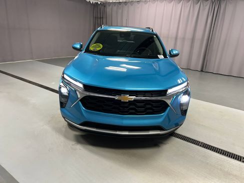 Used 2025 Chevrolet Trax LT w/ Sunroof Package FWD image 2