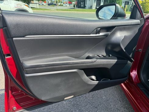 Used 2018 Toyota Camry SE w/ Moonroof Package FWD image 9