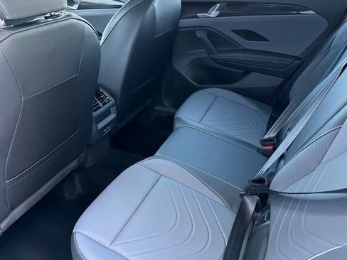 Used 2025 Volkswagen Tiguan SE w/ Panoramic Sunroof Package AWD/4WD image 12