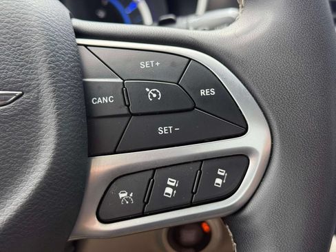 Used 2023 Chrysler Pacifica Touring-L FWD image 25