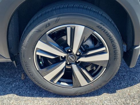 Certified 2024 Nissan Rogue SL FWD image 9