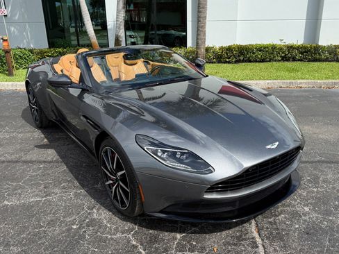 Used 2019 Aston Martin DB11 Volante image 2