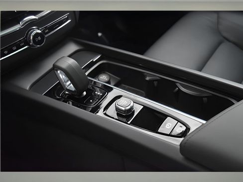 Used 2025 Volvo XC60 B5 Core image 36