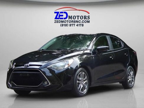 Used 2019 Toyota Yaris XLE image 1