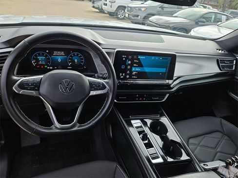 Used 2025 Volkswagen Atlas Cross Sport SE image 16