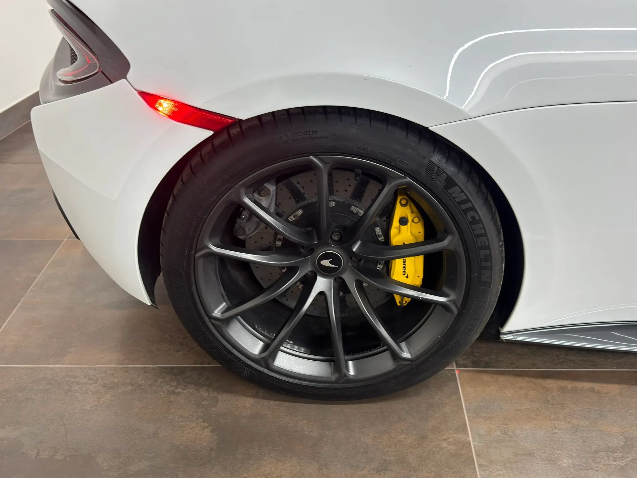 Used 2019 McLaren 570S Spider RWD image 39