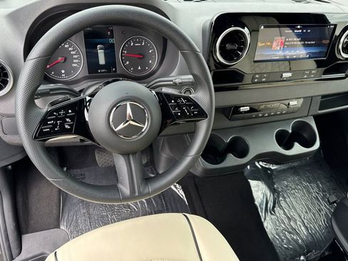 Used 2025 Mercedes-Benz Sprinter 2500 image 16