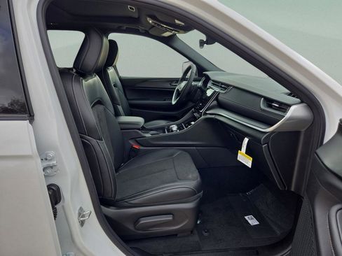 New 2025 Jeep Grand Cherokee Altitude RWD image 29