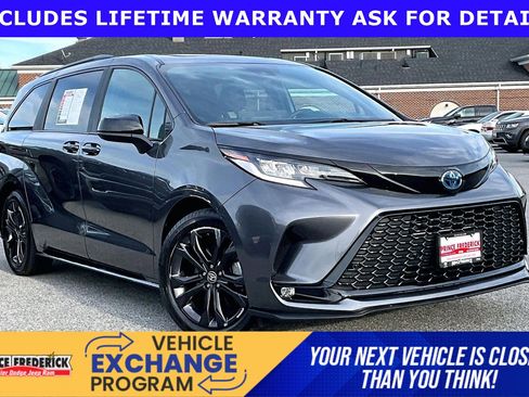 Used 2025 Toyota Sienna XSE w/ XSE Plus Package FWD image 1