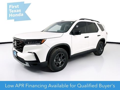 Used 2025 Honda Pilot TrailSport image 3