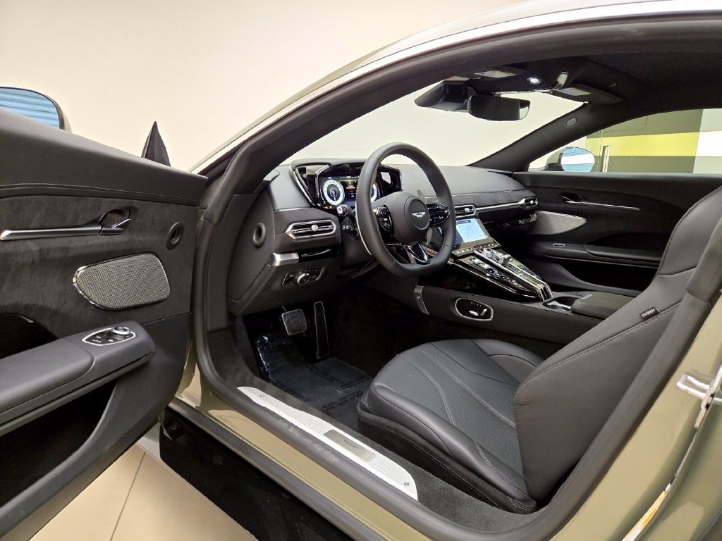 Used 2025 Aston Martin V8 Vantage Coupe RWD image 16